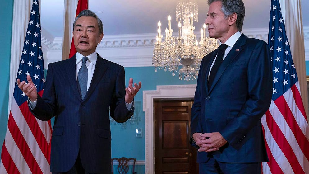 Il segretario di Stato Usa Blinken listens e il ministro degli esteri cinese Wang Yi nel corso di uno dei loro ultimi incontri