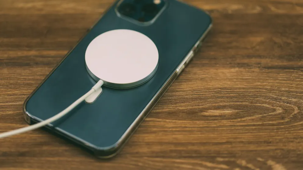 Mehr Watt verfügbar. Alte iPhones können bald schneller laden