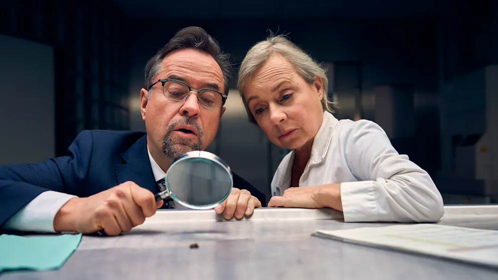 Können Menschen wirklich süchtig nach Lügen sein?. Für Professor Boerne (Jan Josef Liefers) Bestand kein Zweifel: Die Biene, die Silke Haller (ChrisTine Urspruch) auf dem Garderobenboden fand, besass noch ihren Stachel, konnte also nicht verantwortlich für den anaphylaktischen Schock des Autors sein.