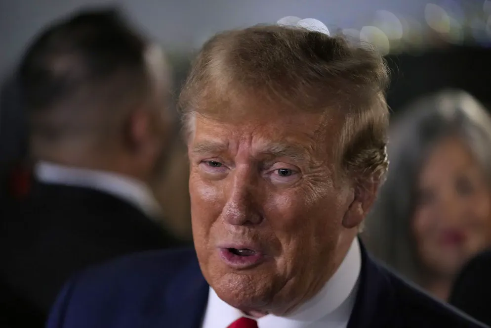 L'ex presidente Donald Trump parla con i sostenitori durante una sosta al Front Street Pub & Eatery, martedì 5 dicembre 2023, a Davenport in Iowa.