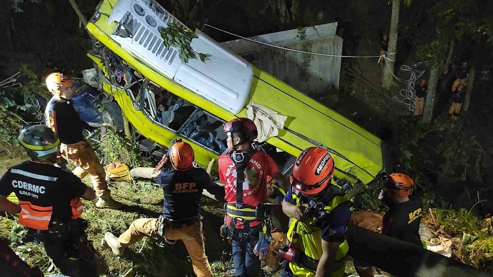L'autobus è precipitato dal costone di una montagna nel comune di Hamtic, nella provincia di Antique