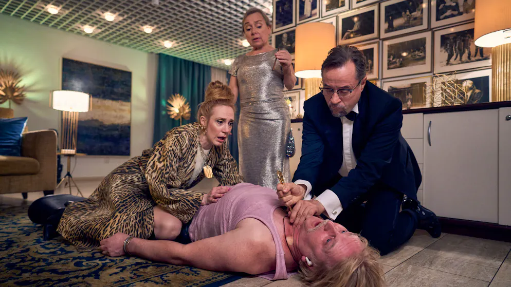 Können Menschen wirklich süchtig nach Lügen sein?. Zum Schrecken seiner Agentin (Eva Verena Müller, links) fanden Silke Haller (ChrisTine Urspruch) und Professor Boerne (Jan Josef Liefers) den Star-Autor Stan Gold (Detlef Buck, liegend) bewegungsunfähig am Garderobenboden liegen.