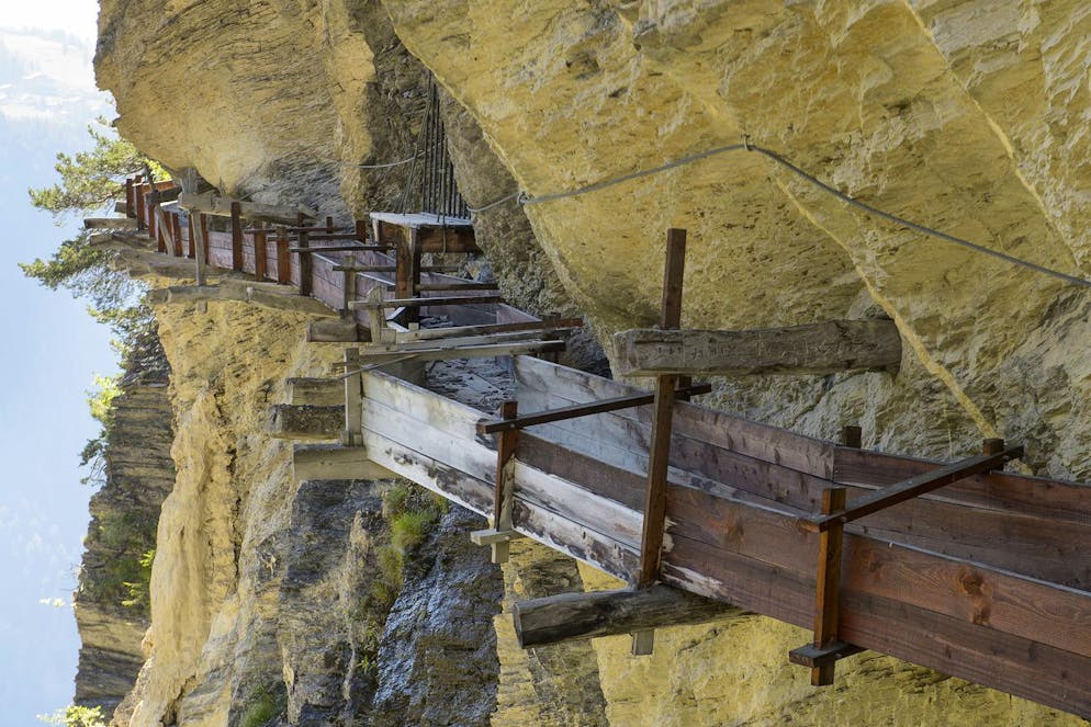 Il vecchio Bisse d'Ayent, ricostruito ma non rimesso in servizio, è fotografato questo lunedì 8 agosto 2016, al valico di Torrent-Croix sopra Ayent, nel Vallese. La Bisse d'Ayent è uno degli elementi centrali nell'illustrazione delle banconote da 100 franchi.