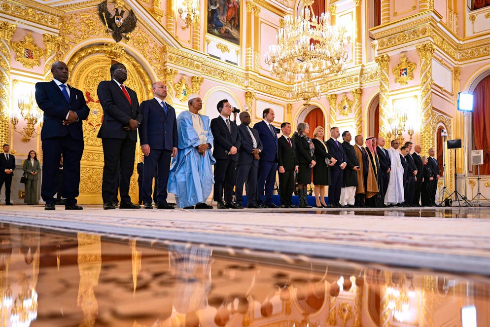 Putin tiene a distanza il suo pubblico. Quello che salta all'occhio immediatamente è la grande distanza: su un lato dell'enorme sala, gli ambasciatori stanno in fila ...