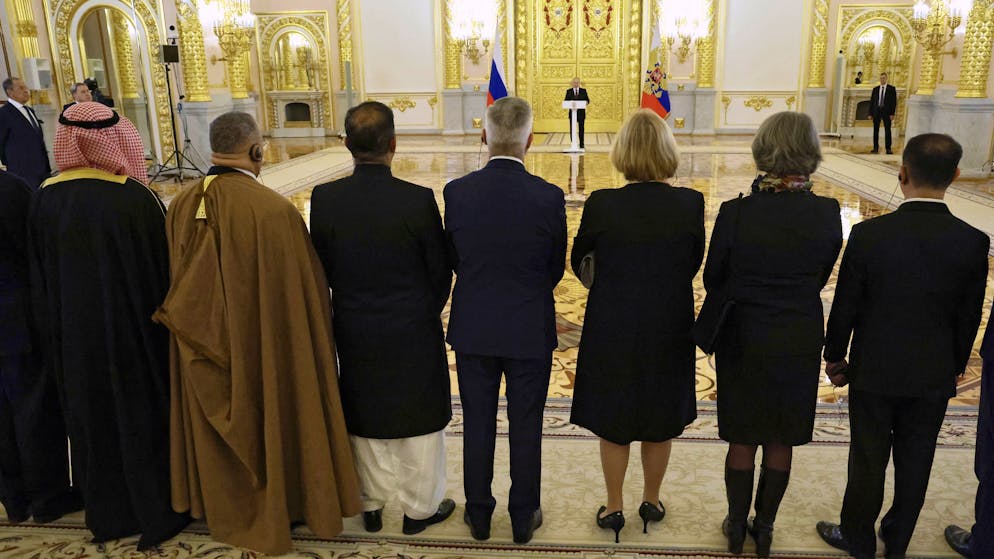 «Motivi di salute». È impressionante quanto Putin tenga il pubblico a distanza