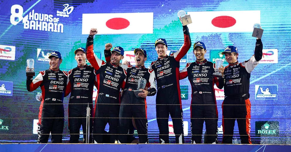 Die Fahrer von Toyota Gazoo Racing feiern in Bahrain den Titel.