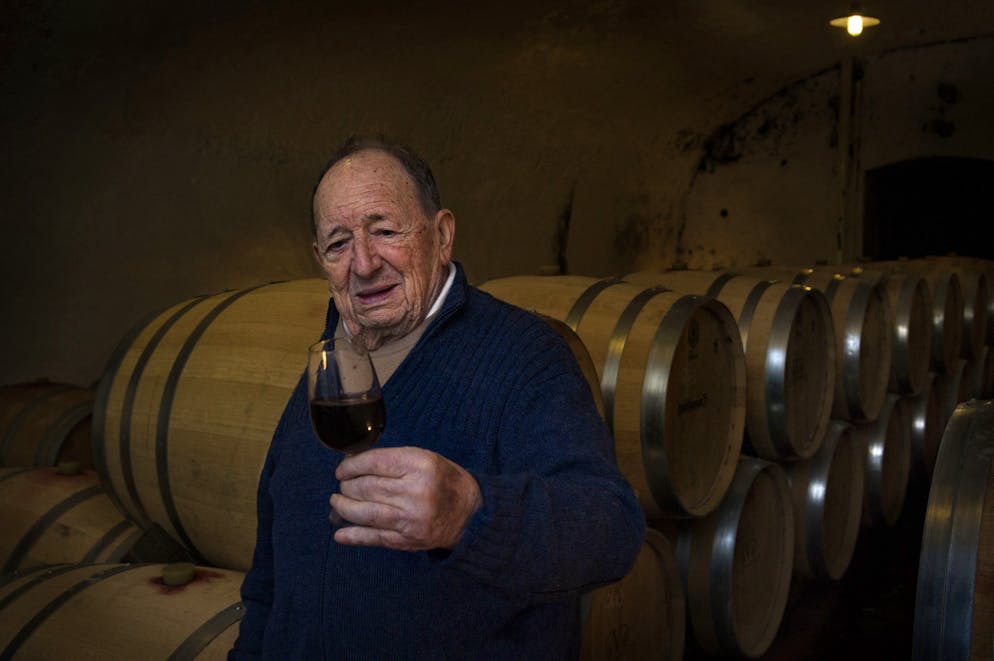 Cesare Valsangiacomo all'interno della sua cantina.