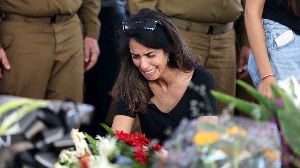 Eine Frau weint bei einer Beerdigung der Opfer, die am 17. Oktober 2023 bei dem Überraschungsangriff der islamischen Widerstandsbewegung Hamas in Gan Yavne im Süden Israels getötet wurden.