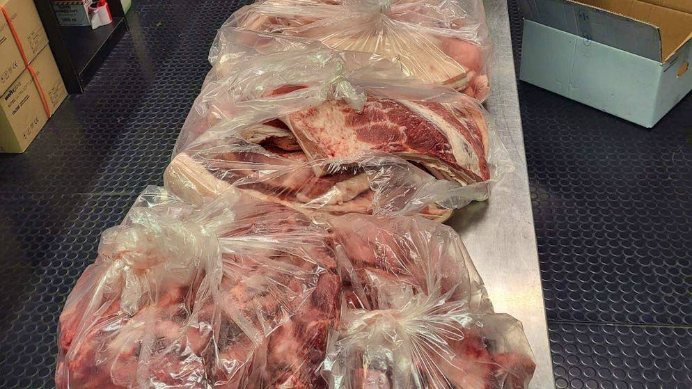 La carne di maiale nascosta dai cinesi nel minivan