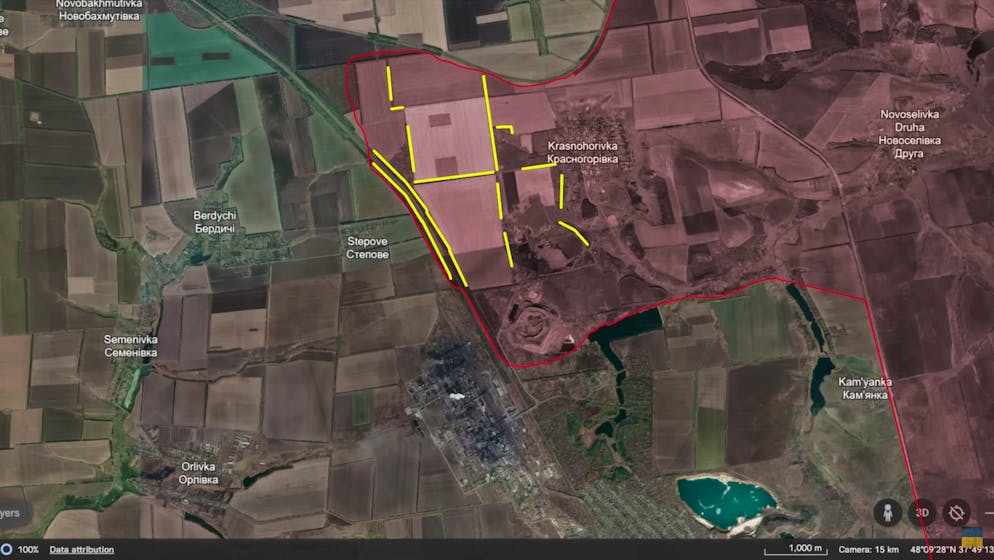 Pesanti combattimenti nel nord di Avdiivka. Per evitare di essere uccisi in gruppo dai droni, la fanteria si è distribuita al riparo del terrapieno della ferrovia e tra i filari di alberi dei campi vicini.