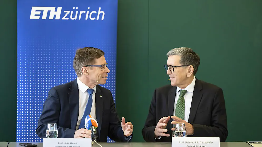 Il presidente dell'ETH di Zurigo, Joël Mesot, e Reinhold R. Geilsdoerfer, direttore della Dieter Schwarz Foundation (DSS) .