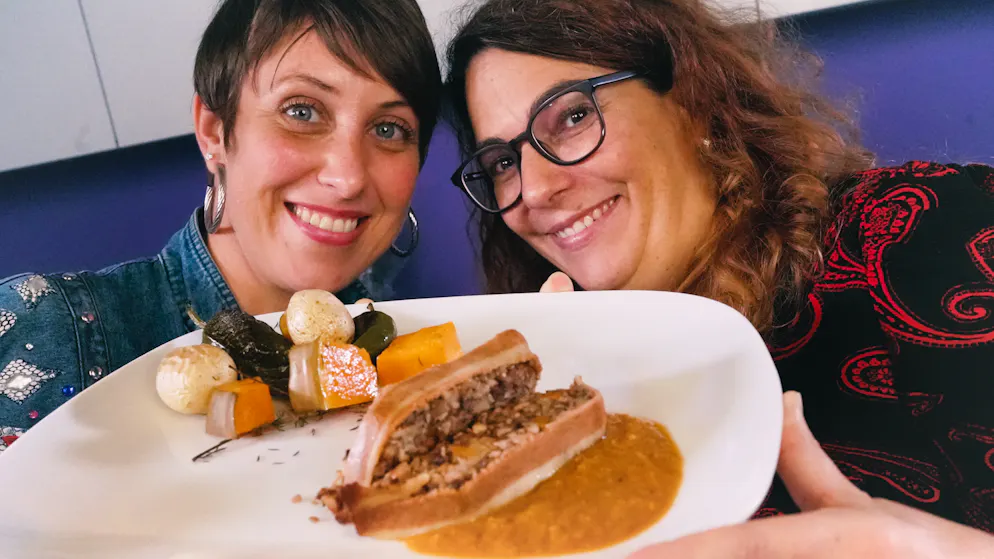 X-Mas 2023 veganer Braten. «Geschmacklich mega interessant» – «Mit der Konsistenz habe ich Mühe»