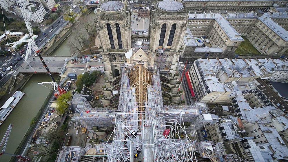 Il cantiere della cattedrale di Notre Dame a Parigi visto dall'alto.