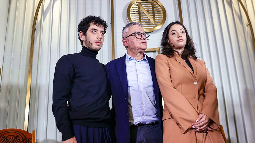 Taghi Rahmani, marito di Narges Mohammadi, e i due figli Ali e Kiana Rahmani a Oslo per la consegna del Premio Nobel per la pace a nome della donna incarcerata in Iran.