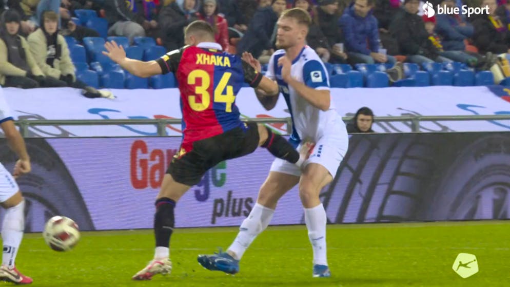 Für diesen Tritt zwischen die Beine von Bradley Fink sieht Taulant Xhaka die Rote Karte.