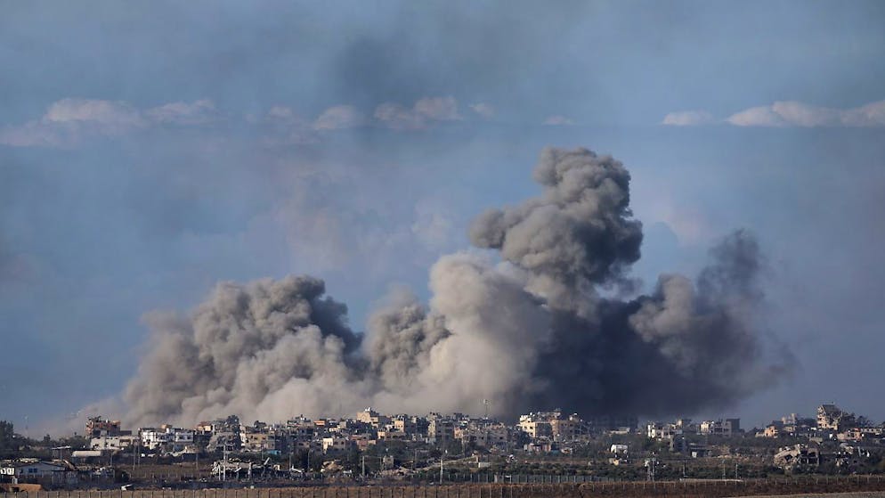 I bombardamenti della Striscia di Gaza causano una carneficina.