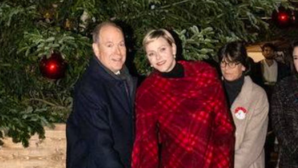 Inaugurato il villaggio di Natale. Charlène e Alberto appaiono rilassati come non mai