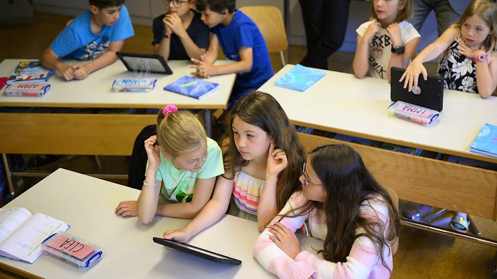 L'idea di dotare gli alunni di strumenti informatici non fa l'unanimità.