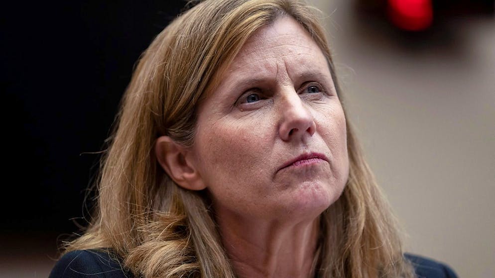 ARCHIV - Die Präsidentin der University of Pennsylvania, Liz Magill, hört während einer Anhörung des Bildungsausschusses des Repräsentantenhauses auf dem Capitol Hill zu. Foto: Mark Schiefelbein/AP/dpa