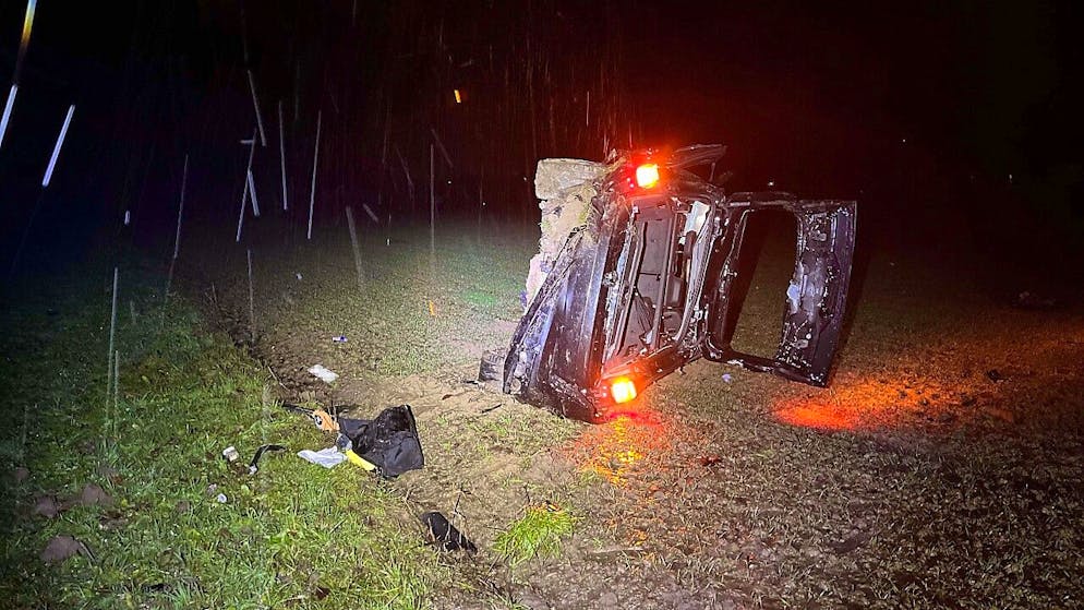 Bei einem Selbstunfall auf der A1 am frühen Sonntagmorgen wurde ein 35-jähriger Autofahrer leicht verletzt. Am Auto entstand Totalschaden.