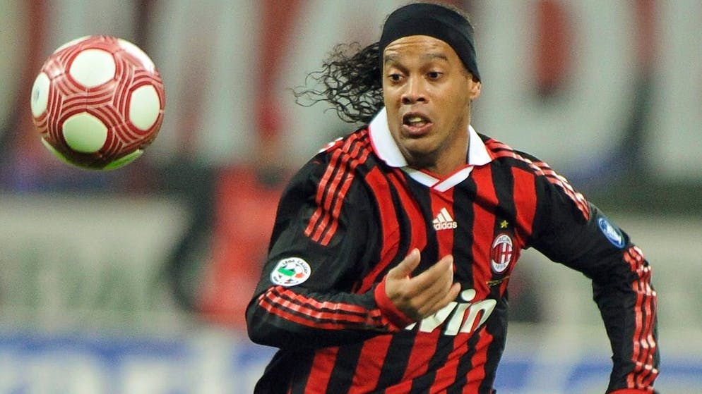 L'11 ideale secondo Benzema ... e quante sorprese ci sono. Ronaldinho: ha prestato la sua classe al servizio di PSG, Milan, Barcellona e Flamengo, tra gli altri. Vincitore della Coppa del Mondo con il Brasile nel 2002.  