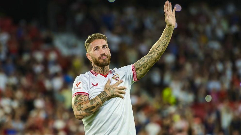 L'11 ideale secondo Benzema ... e quante sorprese ci sono. Sergio Ramos: storico difensore della nazionale spagnola e del Real. Oggi, a 37 anni, gioca per il Sevilla. Una volta campione del mondo e due volte campione d'Europa con la Spagna. 