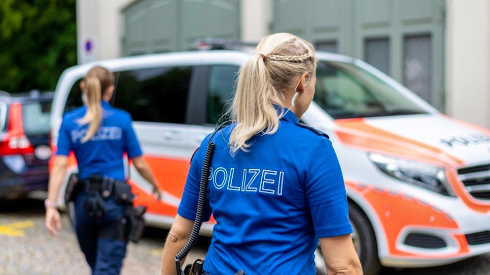 In der Schweiz und in Deutschland sind falsche KI-Profile von Polizistinnen aufgetaucht. Sie zeigen sich in den Beiträgen freizügig und teilen auch pornografische Inhalte. 