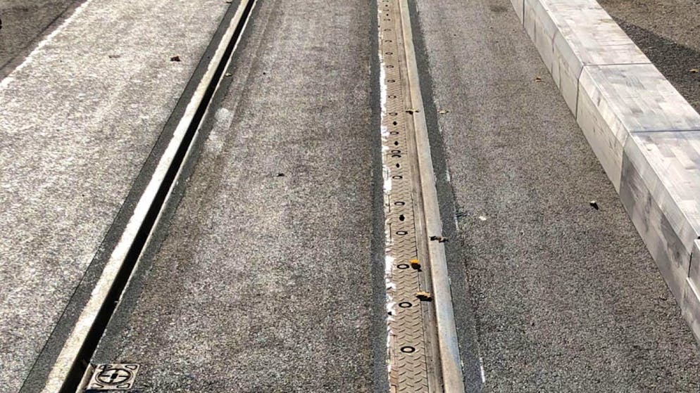 Der Versuch mit den velofreundlichen Tramgleisen mit Gummifüllung in Basel muss zum zweiten Mal unterbrochen werden.