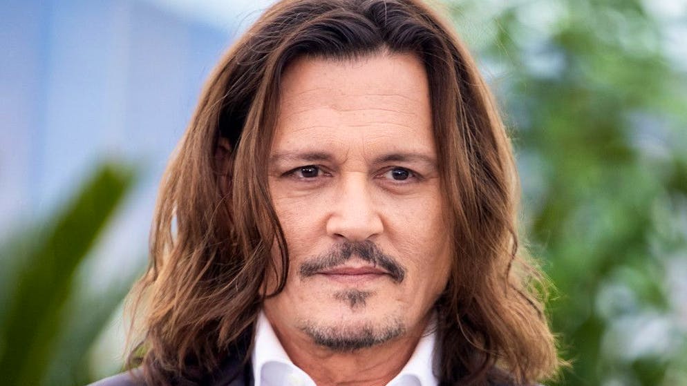 Cantante dei Pogues. Johnny Depp sul leggio ai funerali di Shane MacGowan