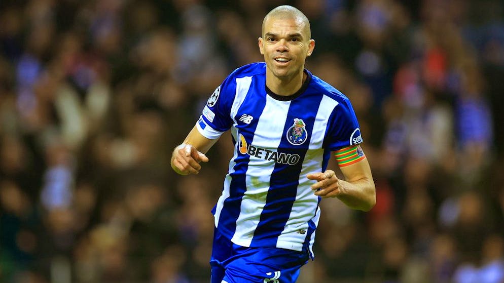 L'11 ideale secondo Benzema ... e quante sorprese ci sono. Pepe: l'arcigno difensore portoghese ha trascorso 10 anni al Real Madrid. A 40 anni è ancora titolare nel Porto. Campione d'Europa nel 2016.