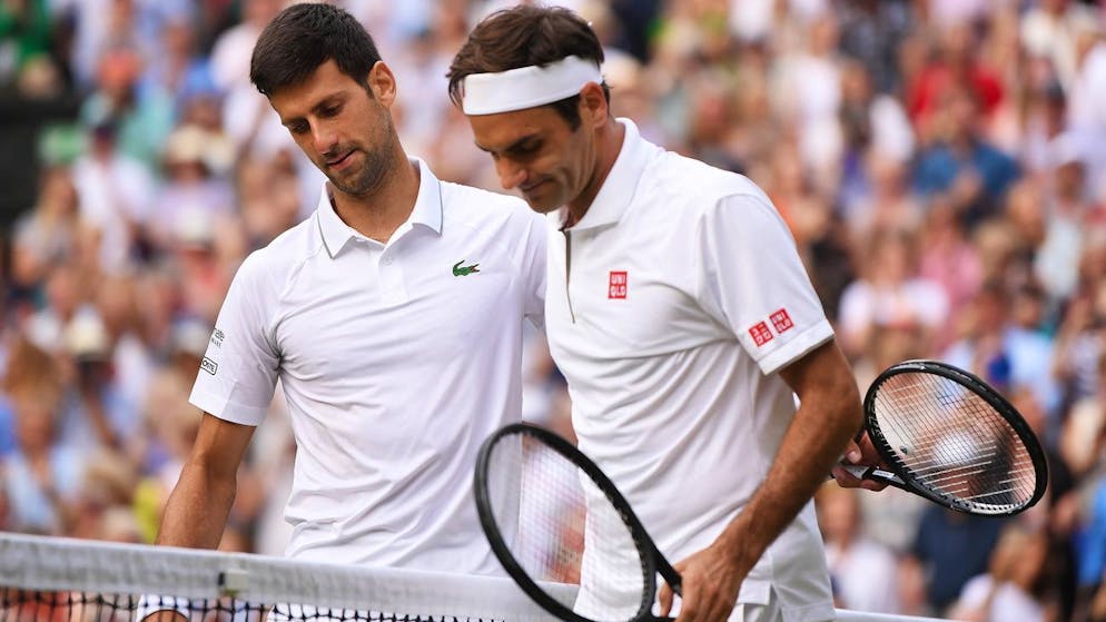 Roger Federer (destra) e Novak Djokovic al termine della leggendaria finale di Wimbledon 2019