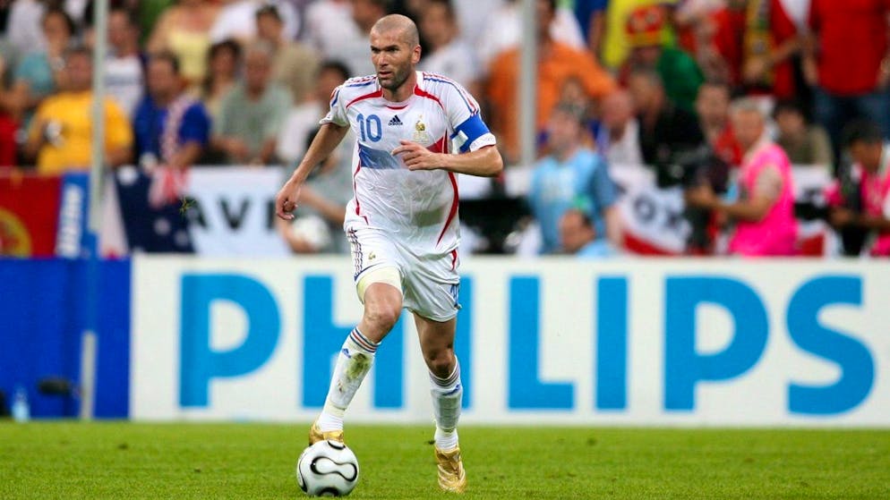 L'11 ideale secondo Benzema ... e quante sorprese ci sono. Zinedine Zidane: immenso giocoliere e geniale calciatore di Juventus, Real Madrid e della nazionale francese a cavallo del millennio.  