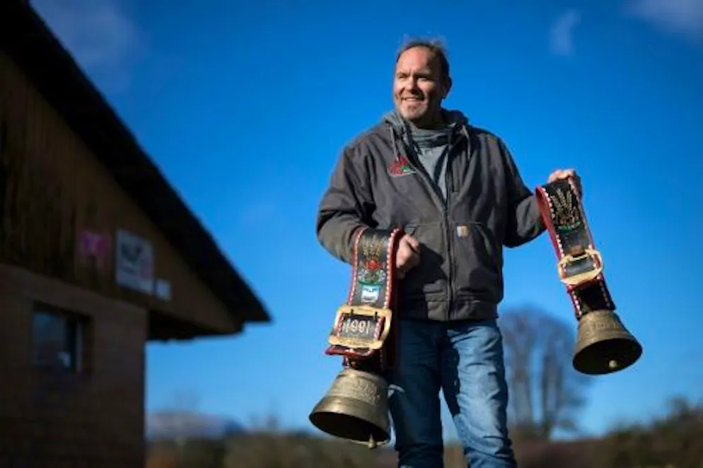 Suisse: le glas va t-il sonner pour les cloches des vaches d'Aarwangen? - Gallery. Le fermier Rold Rohrbach porte des cloches de vaches utilisées lors de la transhumance dans le village d'Aarwangen, en Suisse, le 29 novembre 2023