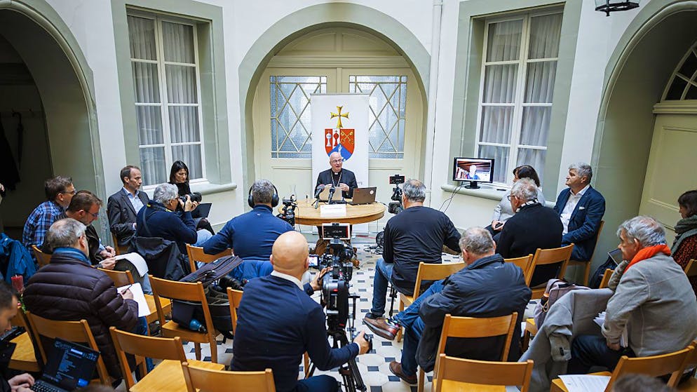 Primo caso di una figura di tale rango. L'ex vescovo romando Bernard Genoud accusato di abusi sessuali