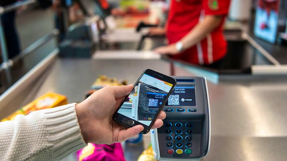 Modalità di pagamento. Gli svizzeri usano sempre di più lo smartphone per pagare alla cassa