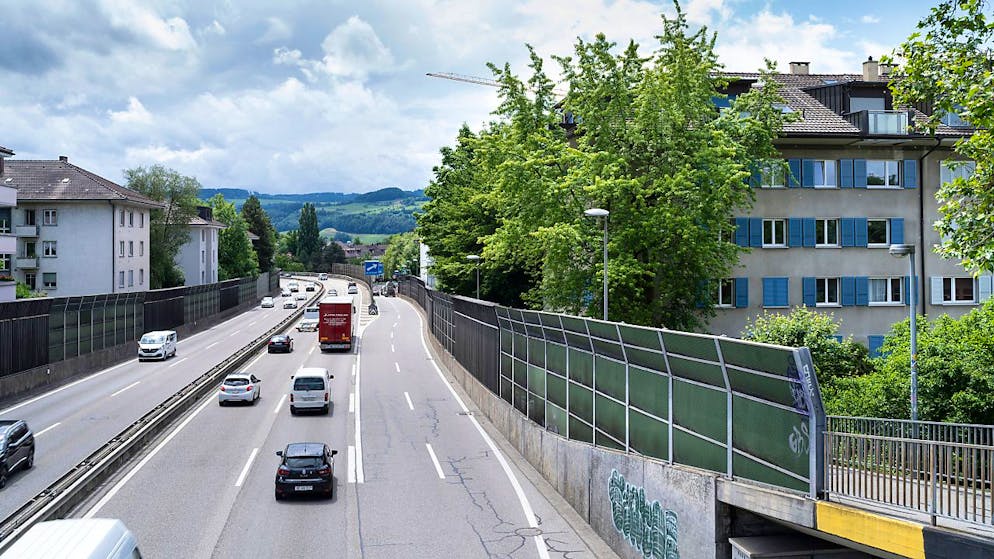 Bei Verkehrskontrollen hat die Kantonspolizei einen Bus sichergestellt, der für verbotene Inlandtransporte genutzt wurde. (Symbolbild)