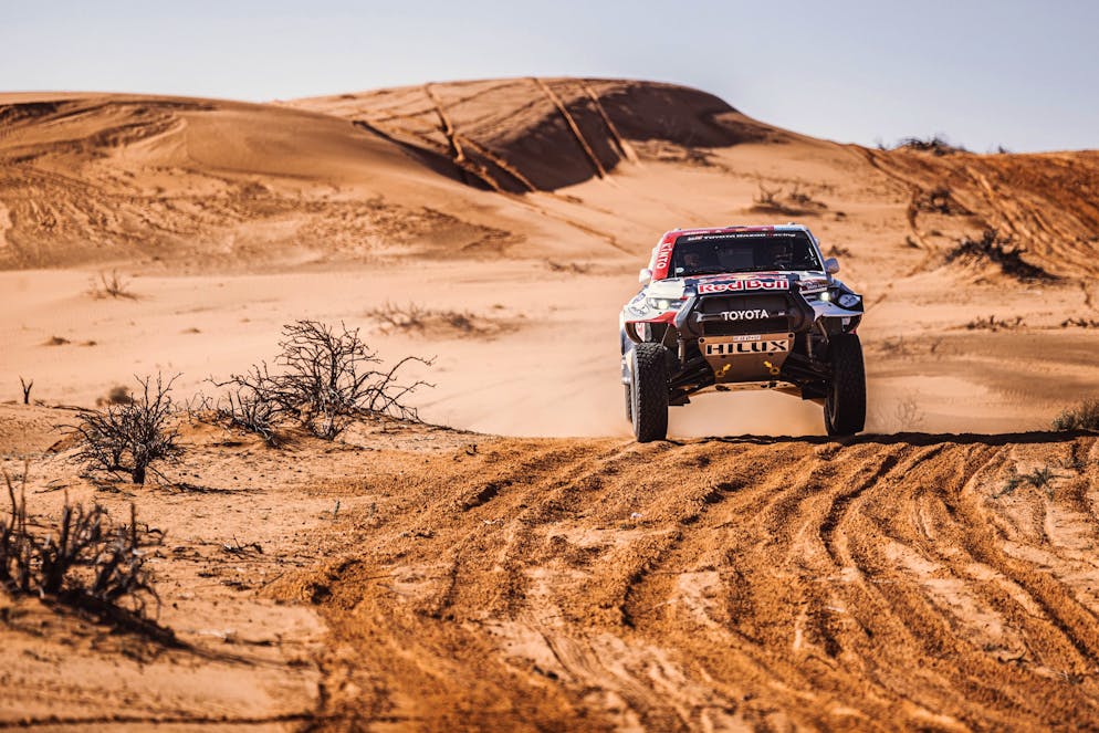 Der Toyota GR DKR Hilux unterwegs in Saudi-Arabien.