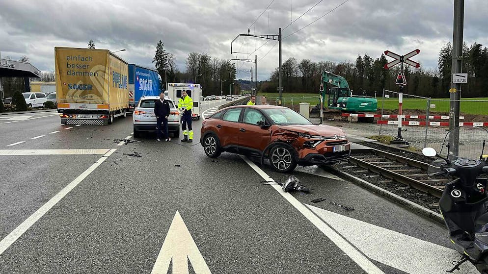 Das demolierte Auto hat nach einer Kollision in Seon AG die Seetalbahn vorübergehend blockiert.