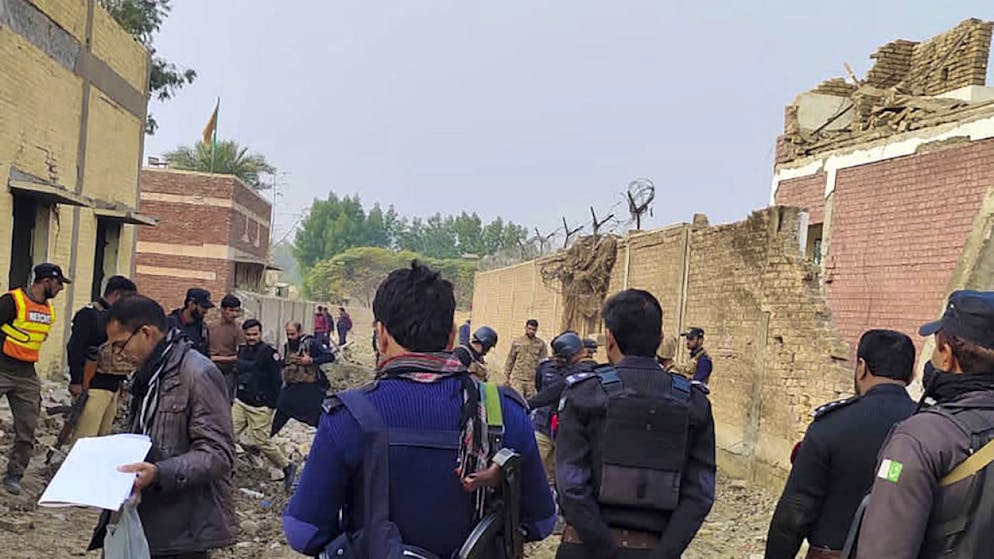 La base militare presa di mira si trova vicino al confine con l'Afghanistan.