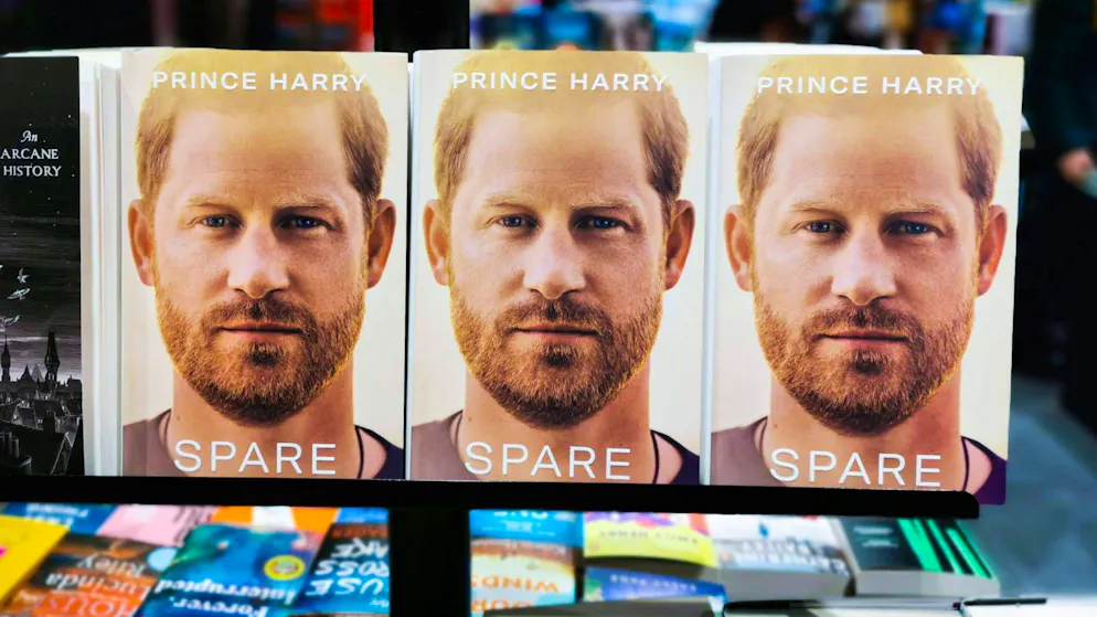 «Spare» im Taschenbuchformat. Prinz Harry hält sich in Neuausgabe überraschend zurück