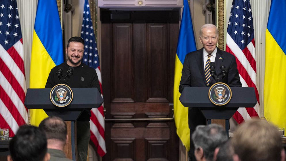 Der ukrainische Präsident Wolodymyr Selenskyj auf einer Pressekonferenz mit Präsident Joe Biden in Washington. (12. Dezember 2023)