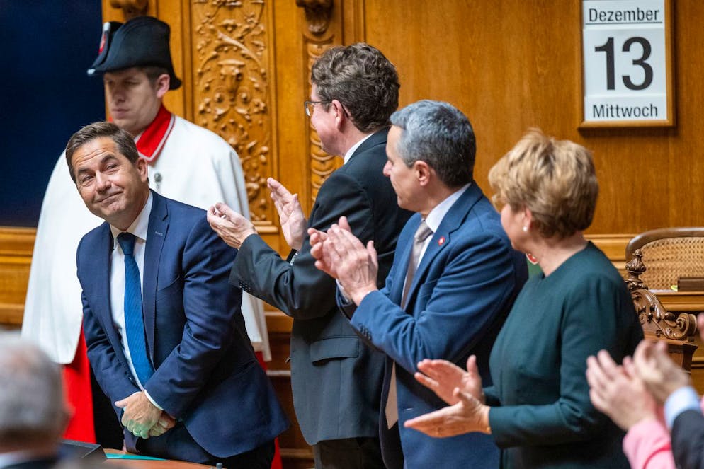 L'elezione del Consiglio federale del 13 dicembre 2023. Il Cancelliere Walter Thurnherr, a sinistra, alla cerimonia di commiato prima dell'elezione generale del Consiglio federale da parte dell'Assemblea federale unitaria, mercoledì 13 dicembre 2023, nella sala del Consiglio nazionale a Berna. 