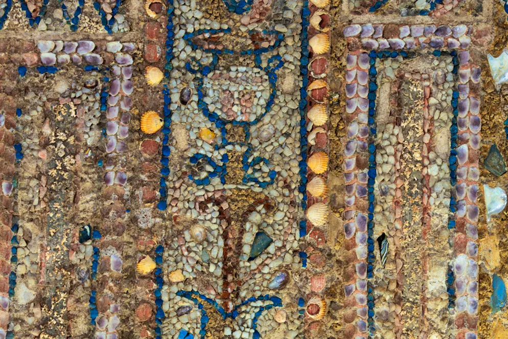 Un ritrovamento sensazionale: un'antica domus con dei mosaici a Roma. I mosaici fatti di conchiglie, vetri, minuscole lastre di marmo bianco e altre pietre multicolori...