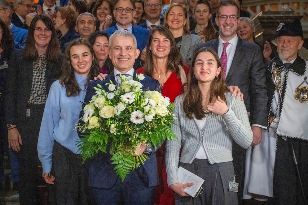 Der neu gewählte Bundesrat Beat Jans im Kreise seiner Familie und Unterstützer: Links Tochter Zoe, rechts im roten Kleid Ehefrau Tracy Jans-Glass, und rechts daneben Tochter Mia.