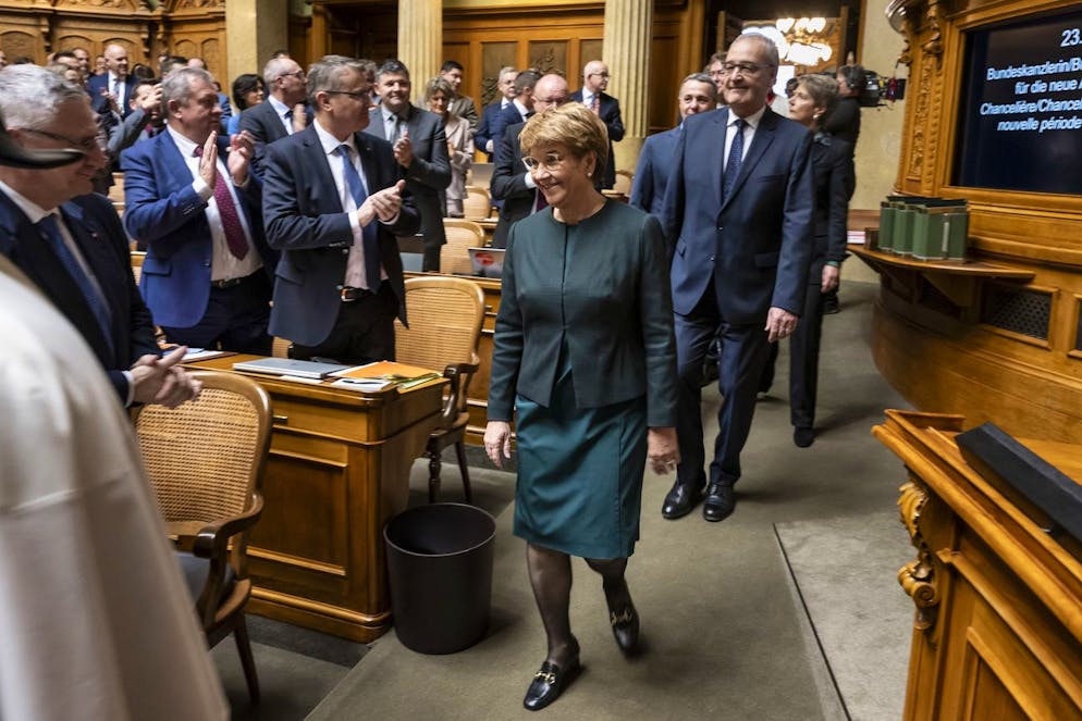 L'elezione del Consiglio federale del 13 dicembre 2023. Viola Amherd, qui seguita dal collega di Governo Guy Parmelin, sarà la presidente della Confederazione nel 2024.