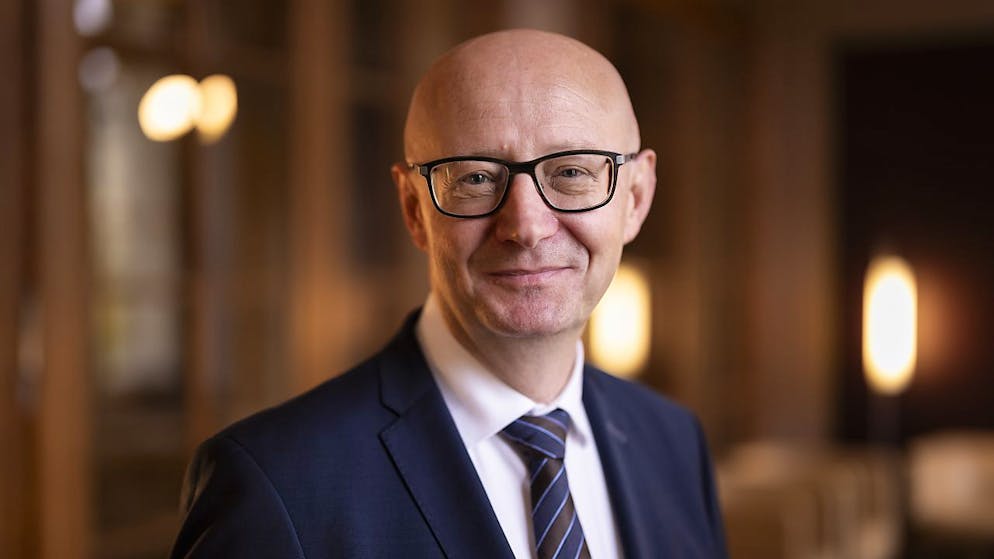 Viktor Rossi (GLP) ist von der Vereinigten Bundesversammlung zum Nachfolger von Bundeskanzler Walter Thurnherr (Mitte) gewählt worden. (Archivbild)