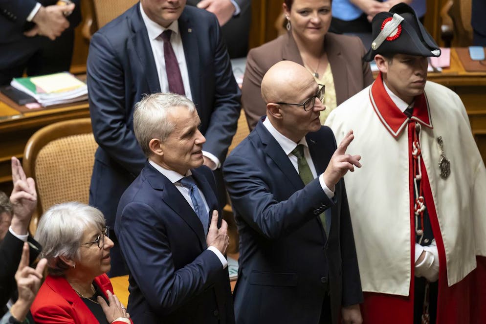L'elezione del Consiglio federale del 13 dicembre 2023. Il neoeletto Consigliere federale Beat Jans, al centro, il neoeletto Cancelliere della Confederazione Viktor Rossi, a destra, e la Consigliera federale Elisabeth Baume-Schneider, in basso a sinistra