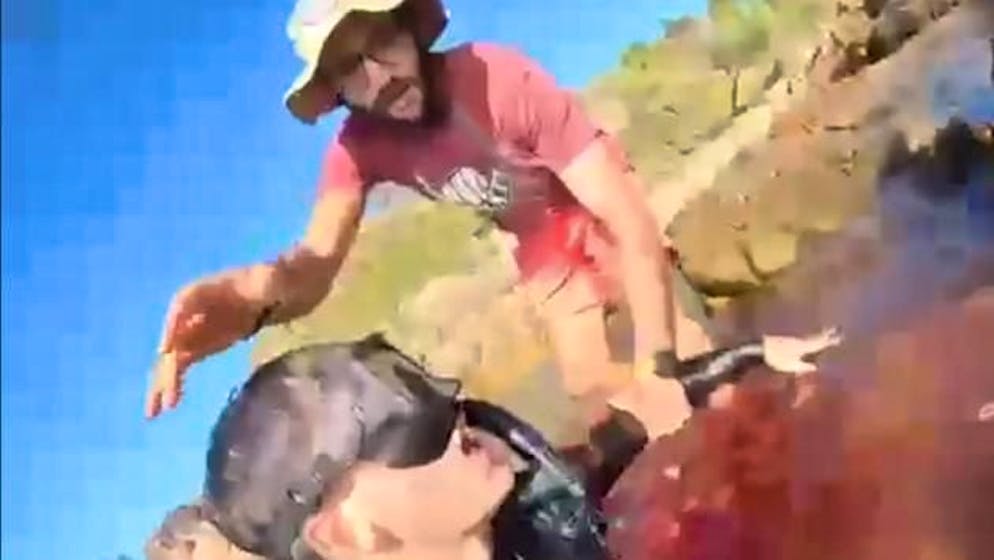 Acqua rosso sangue: il video mostra Matteo mentre viene soccorso dal suo amico.