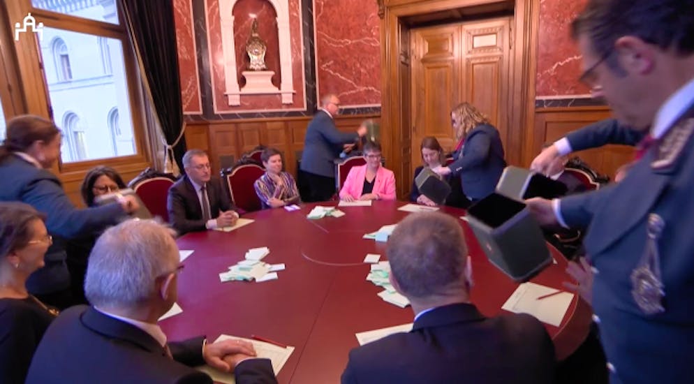 Die ausgefüllten Stimmzettel werden den Stimmenzähler*innen ins Bundesratszimmer gebracht.