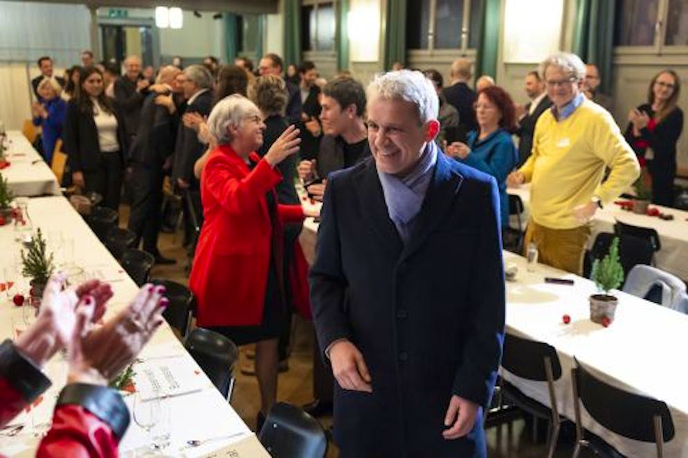 Der neu gewählte Bundesrat Beat Jans wird mit Applaus von SP-Mitgliedern im Progr in Bern empfangen.